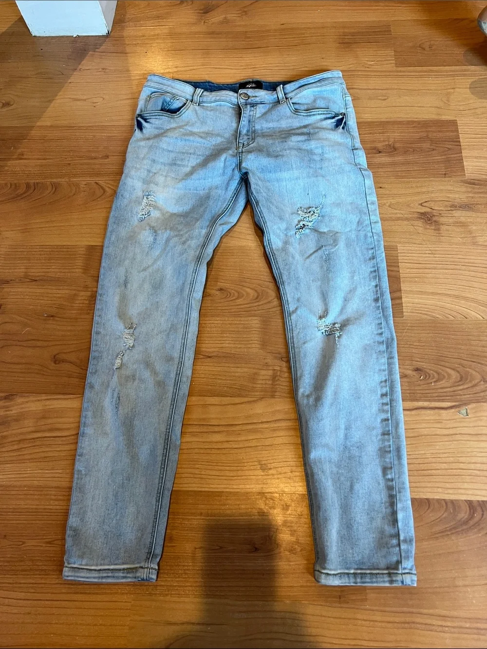 Men's Light Blue Distressed 36w 32L Jeans